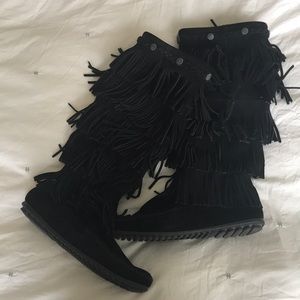Black fringe boots